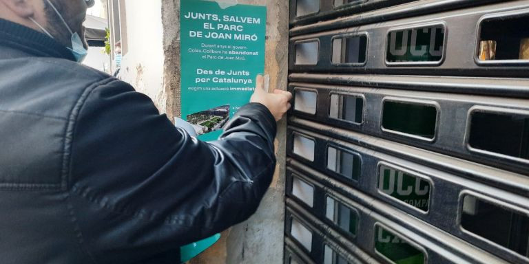 Pegada de carteles de militantes de JuntsxCat para denunciar el abandono del parque Joan Miró / JXCAT