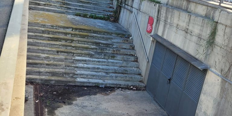 Escaleras en el parque de Joan Miró con orines y suciedad / JXCAT