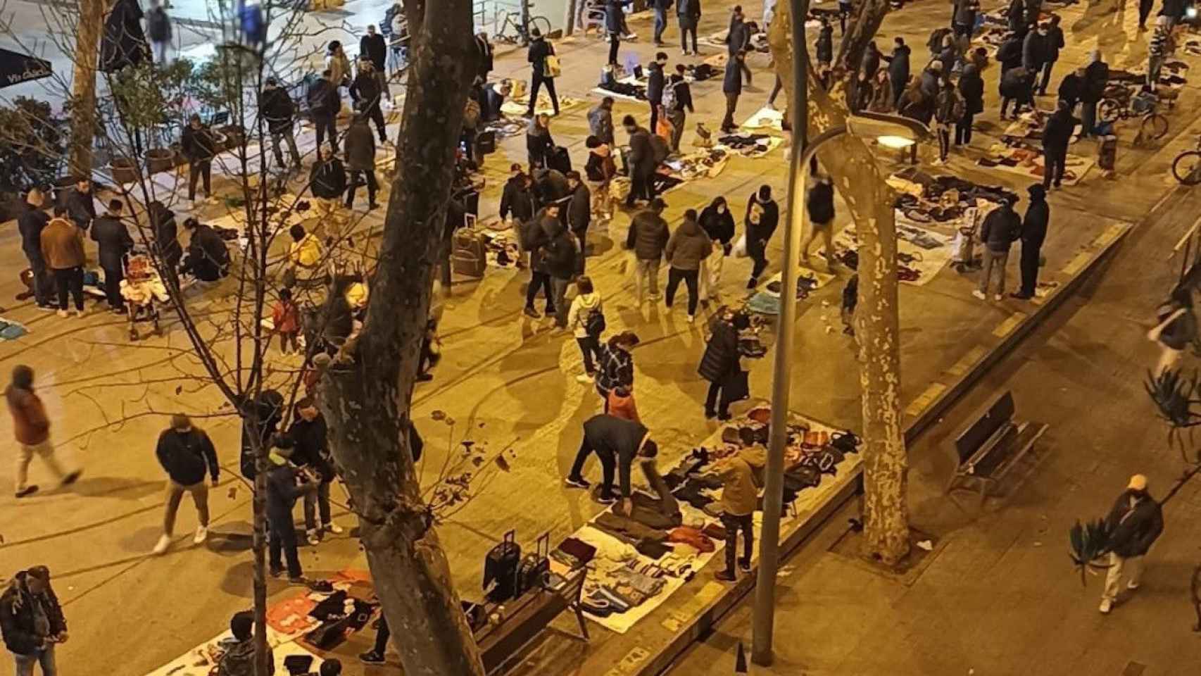 El 'mercado de la miseria', en la ronda de Sant Antoni / CEDIDA