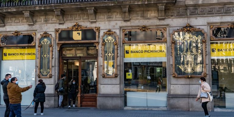 Clientes frente a la entrada del Banco Pichincha, este lunes / METRÓPOLI - LUIS MIGUEL AÑÓN