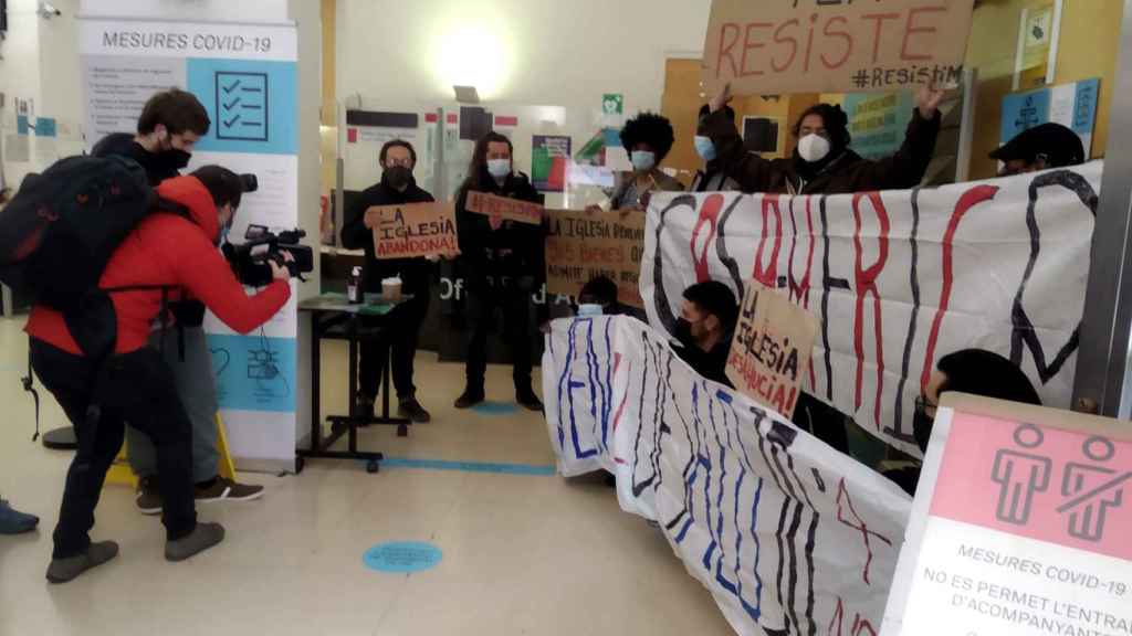 Ocupada la sede del Distrito de Ciutat Vella para que el Ayuntamiento frene dos macrodesahucios / RESISTIM AL GÒTIC