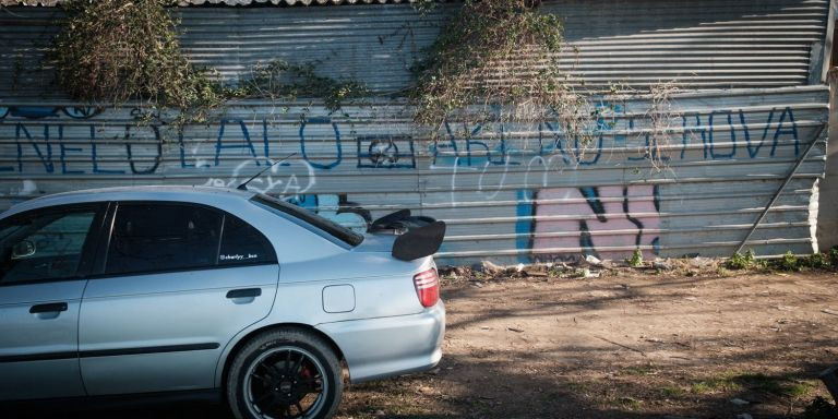 'Aquí no se roba', una pintada en una puerta del poblado de chabolas de Montcada / PABLO MIRANZO