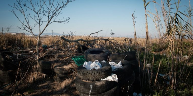 Basura en los alrededores del poblado de chabolas de Montcada / PABLO MIRANZO