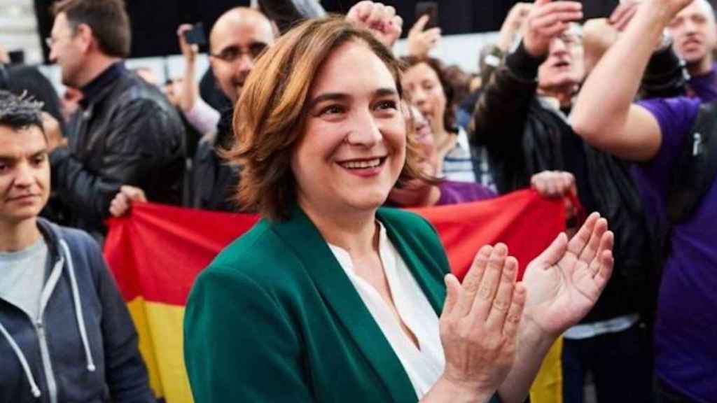 Lucía Martín, a la izquierda, con Ada Colau / EFE