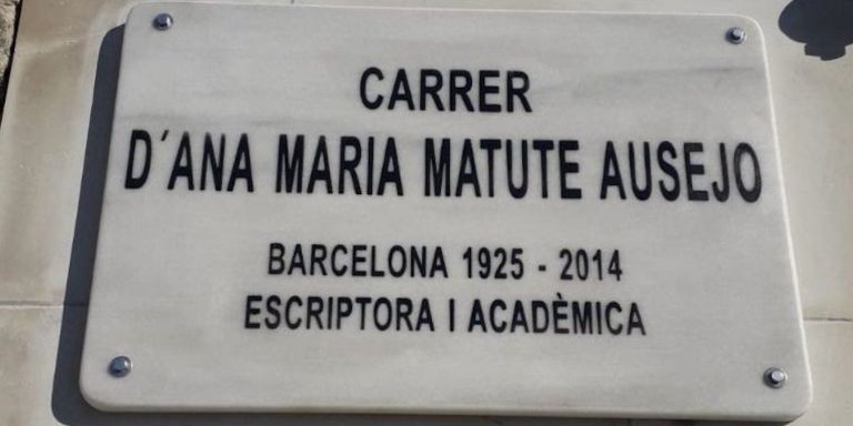 La nueva placa, sin error ortográficos, en la calle de Ana María Matute / JORDI RABASSA