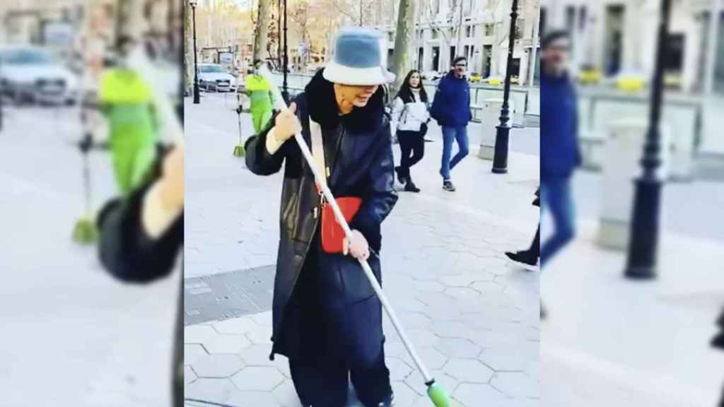 Imagen de la famosa exmodelo internacional Antonia Dell'Atte barriendo el paseo de Gràcia / INSTAGRAM