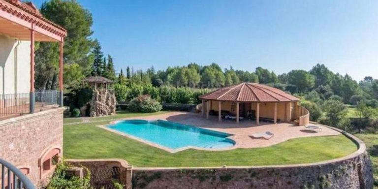 La piscina de Mas Morera, la casa que han comprado Rosalía y Rauw Alejandro / CRÓNICA GLOBAL