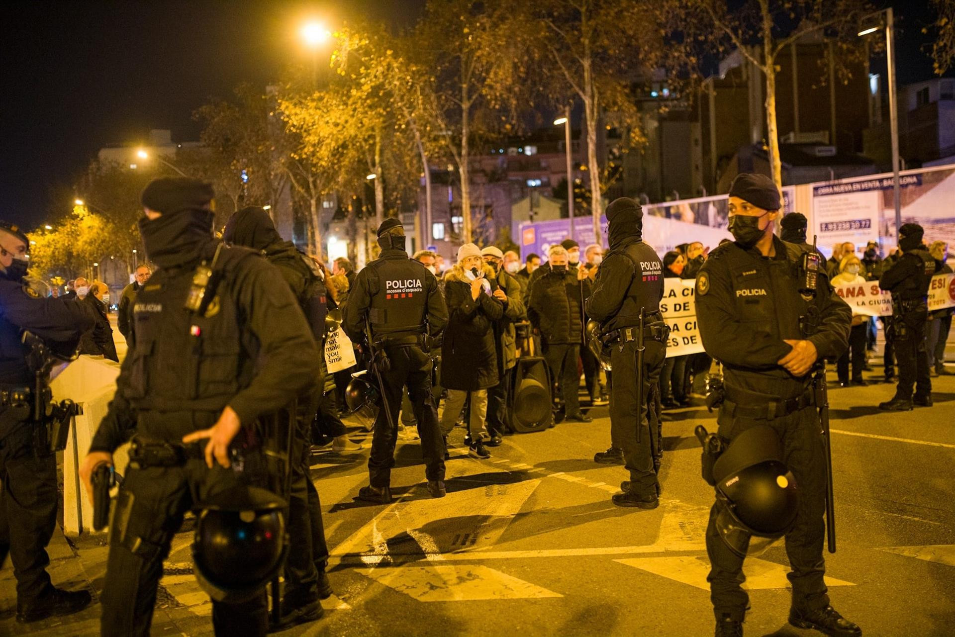 Los Mossos d'Esquadra separan la concentración de contrarios a la independencia y la independentista que cada semana corta la avenida Meridiana / LORENA SOPENA - EUROPA PRESS