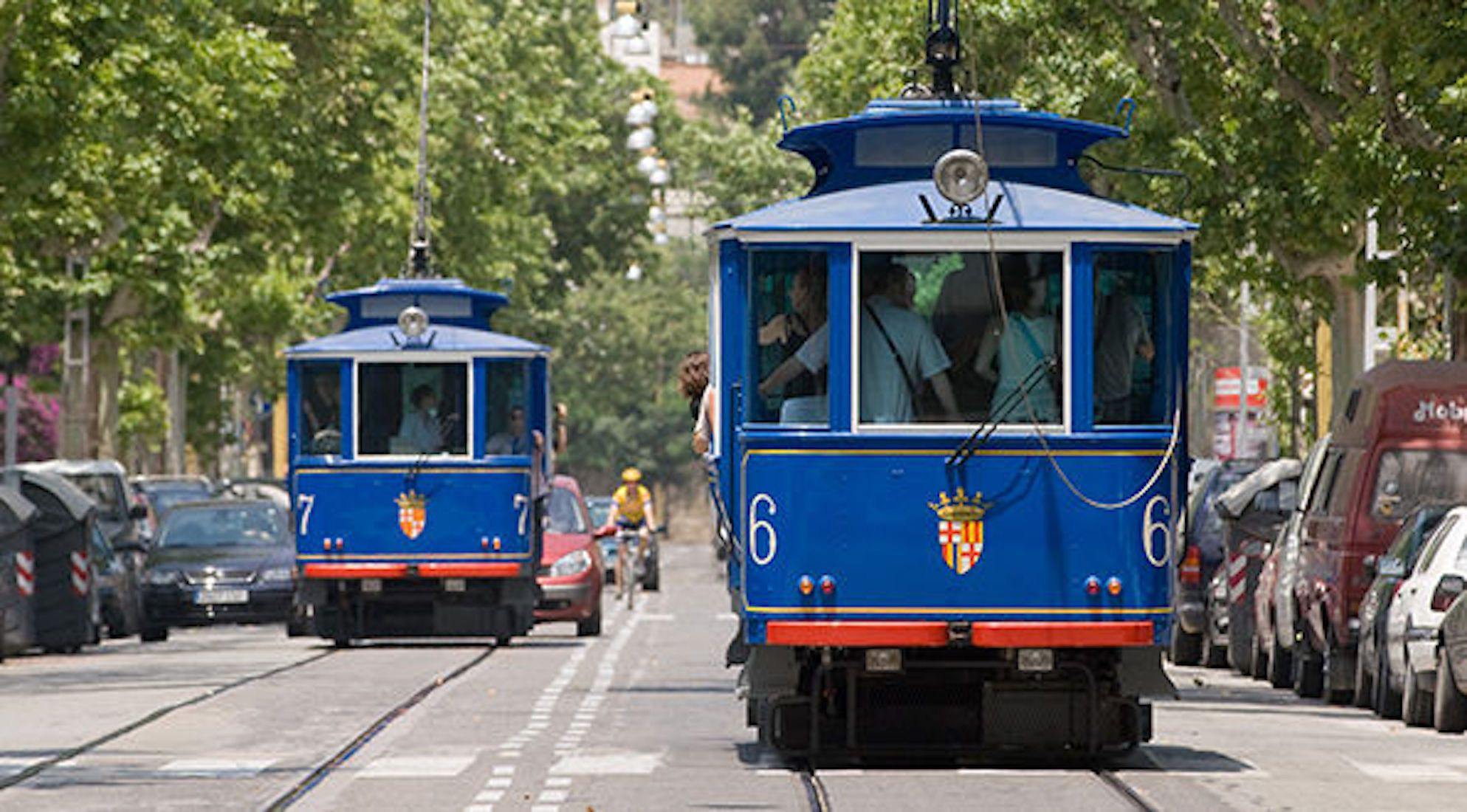 Dos vehículos del Tramvia Blau, a su paso por la avenida del Tibidabo / TMB