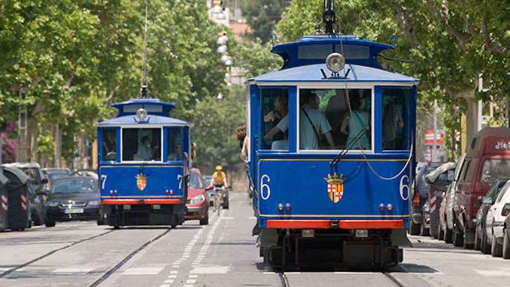 Dos vehículos del Tramvia Blau, a su paso por la avenida del Tibidabo / TMB