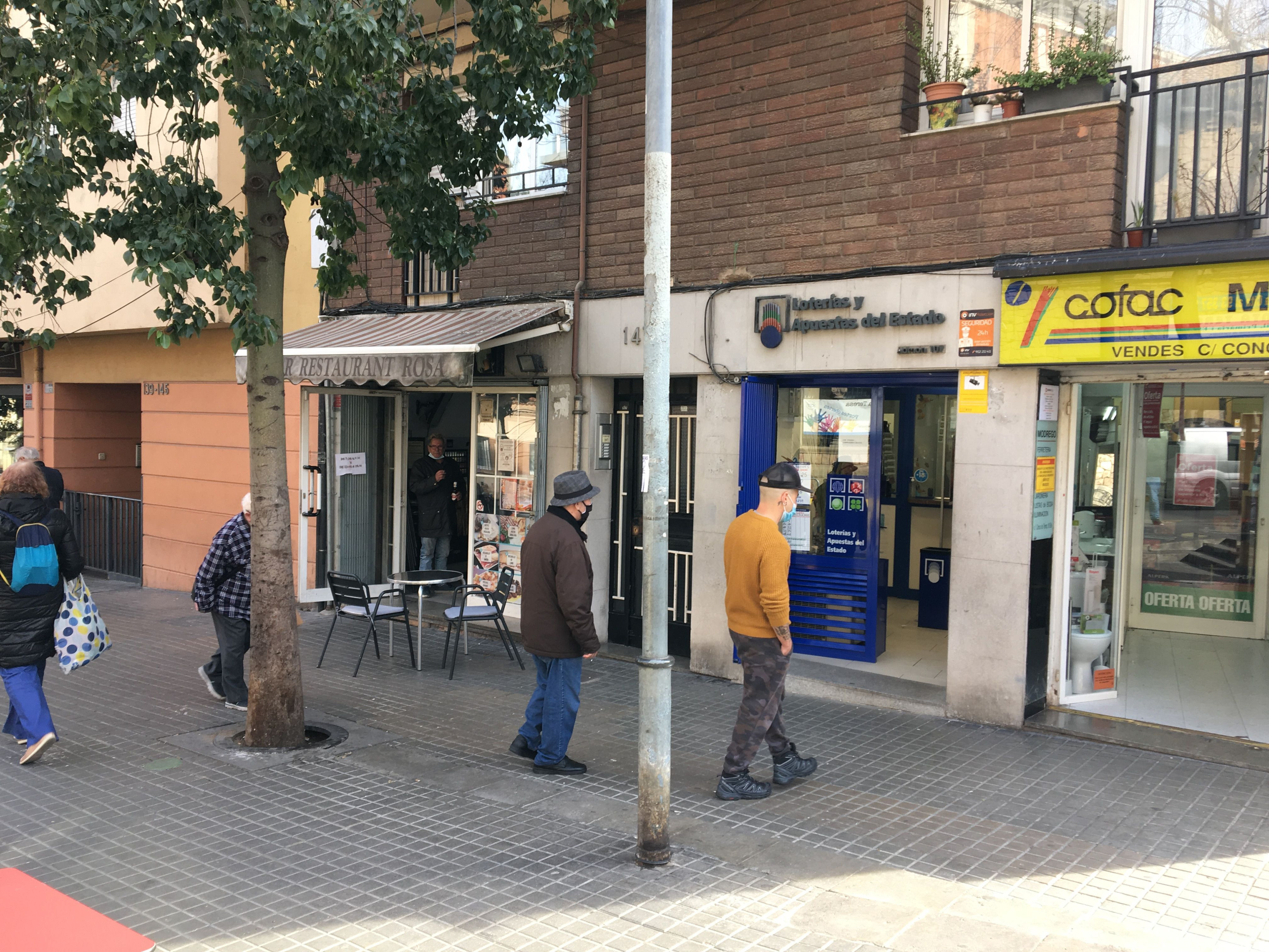 Vecinos hacen cola ante una administración de lotería en el Carmel / METRÓPOLI - RP