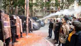 Protesta contra el desalojo del Bloc Llavors del Poble-sec el pasado mes de mayo, que ha supuesto una nueva querella contra Colau / EFE