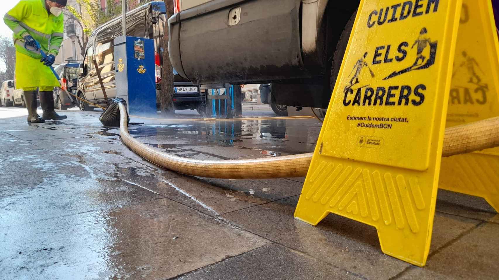 Unos operarios limpian una calle de Barcelona / AYUNTAMIENTO DE BARCELONA