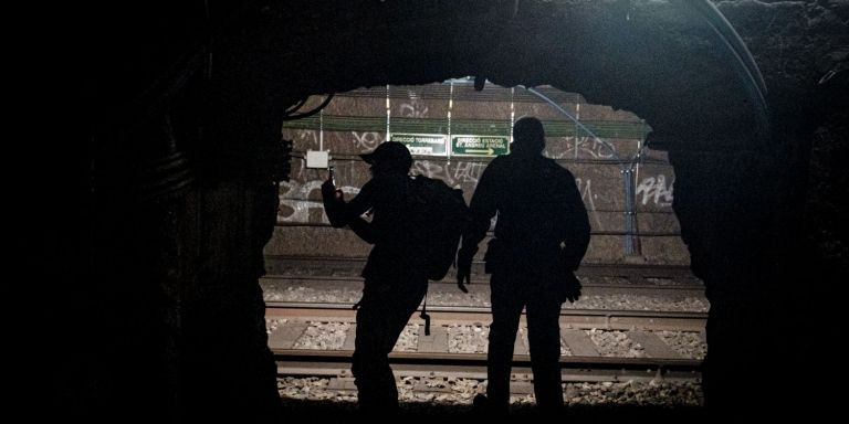 Abel y Pol observan el paso de un tren de Rodalies en Barcelona / PABLO MIRANZO