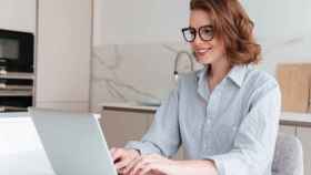 Mujer tecleando un portátil