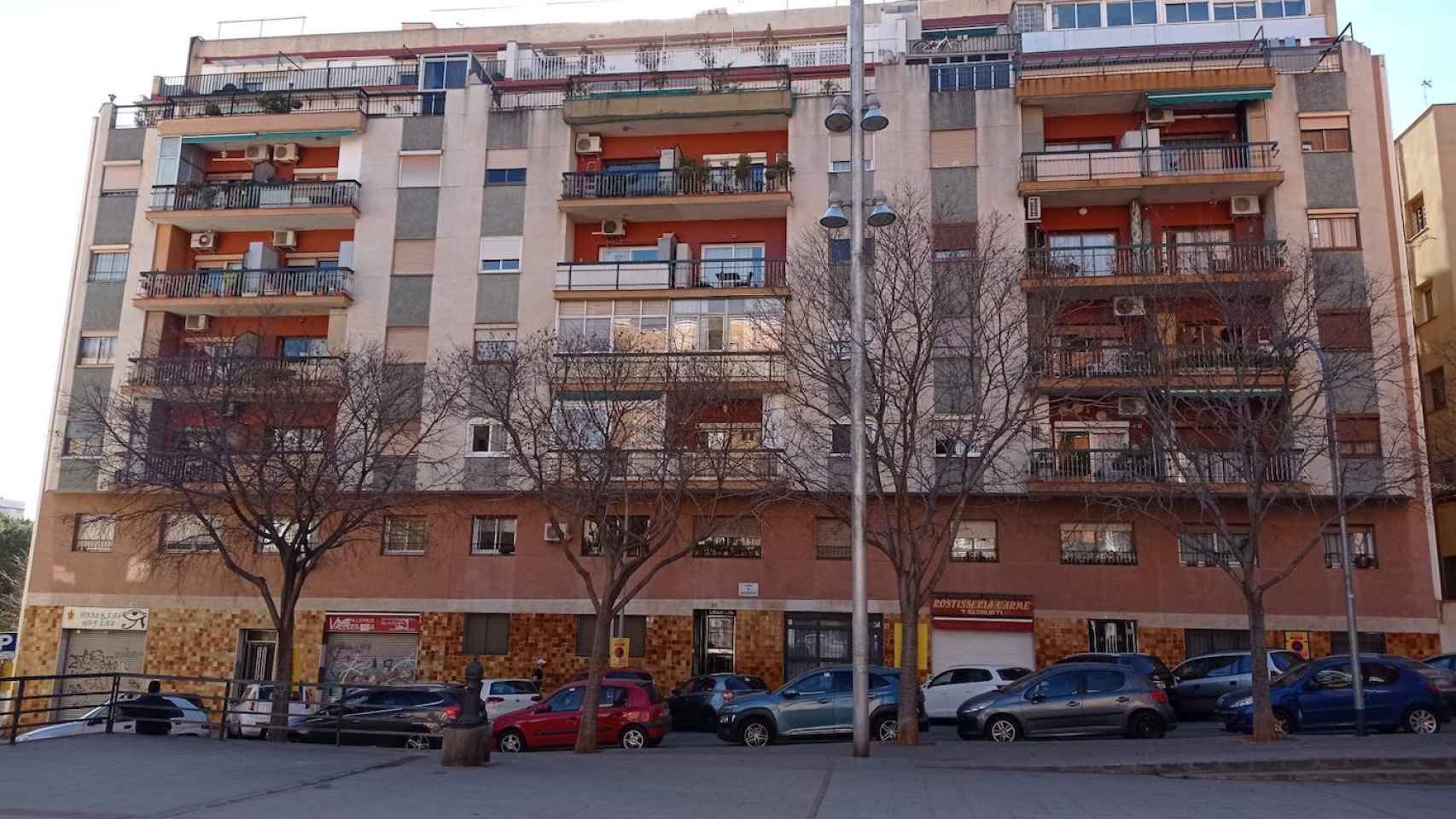 Las tres fincas de la calle de Valldemosa de Nou Barris que sufren los cortes de luz de Endesa / GOOGLE MAPS