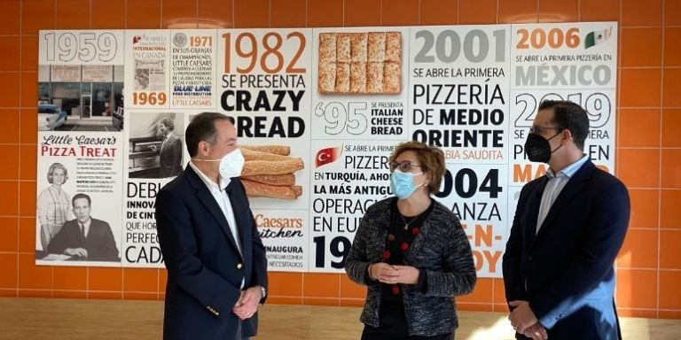 Andrés de Robina, Montserrat Ballarín y Emilio Chávez durante la presentación del nuevo local / METRÓPOLI