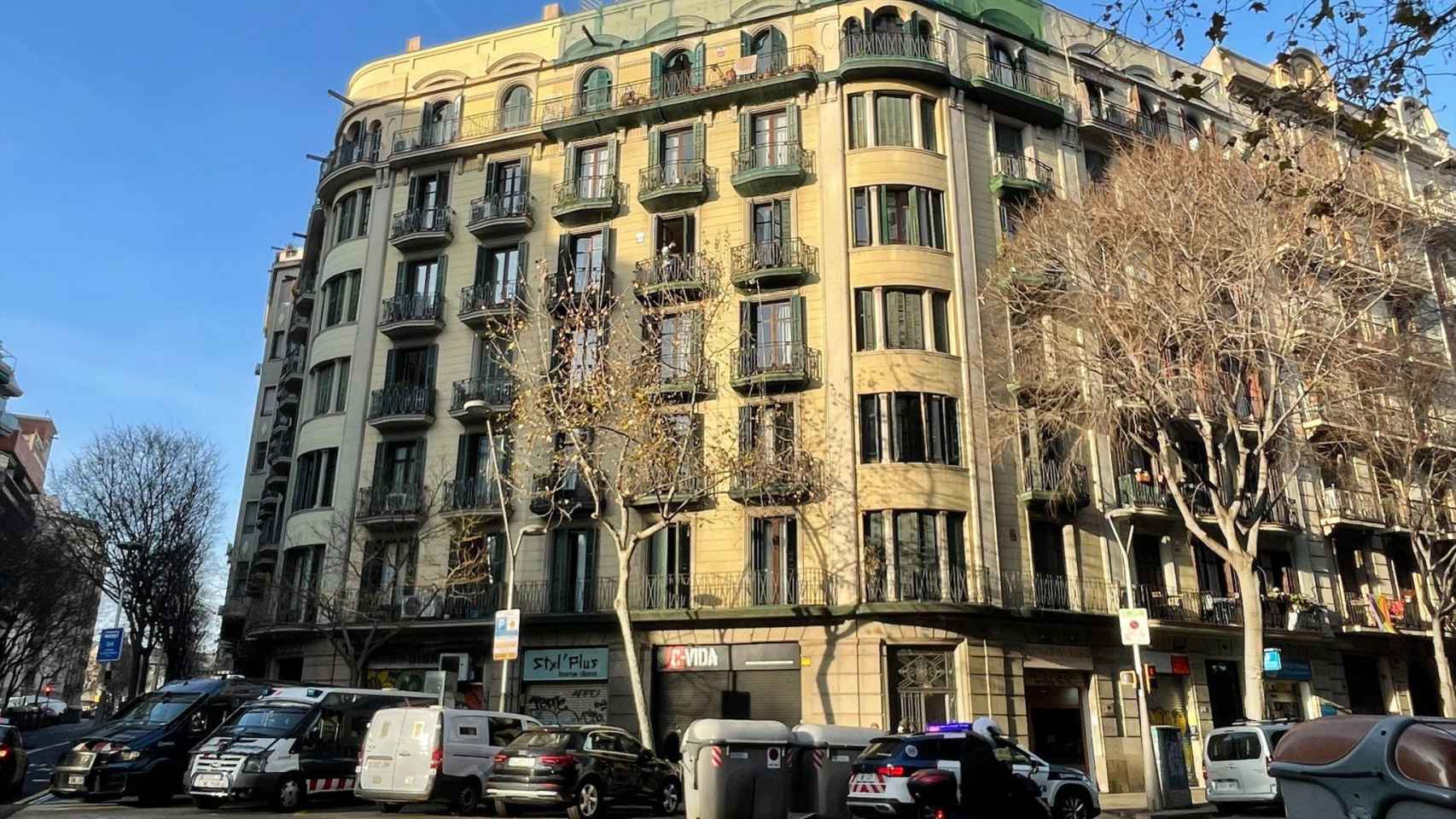 Mossos d'Esquadra custodian un edificio en el Eixample que ha sido objetivo de esta operación antidroga / METRÓPOLI