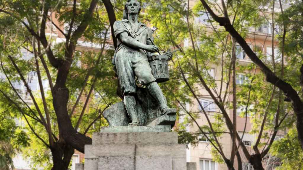 Estatua del Timbaler del Bruc con su tambor ubicada en el barrio del Putxet / INMA SANTOS