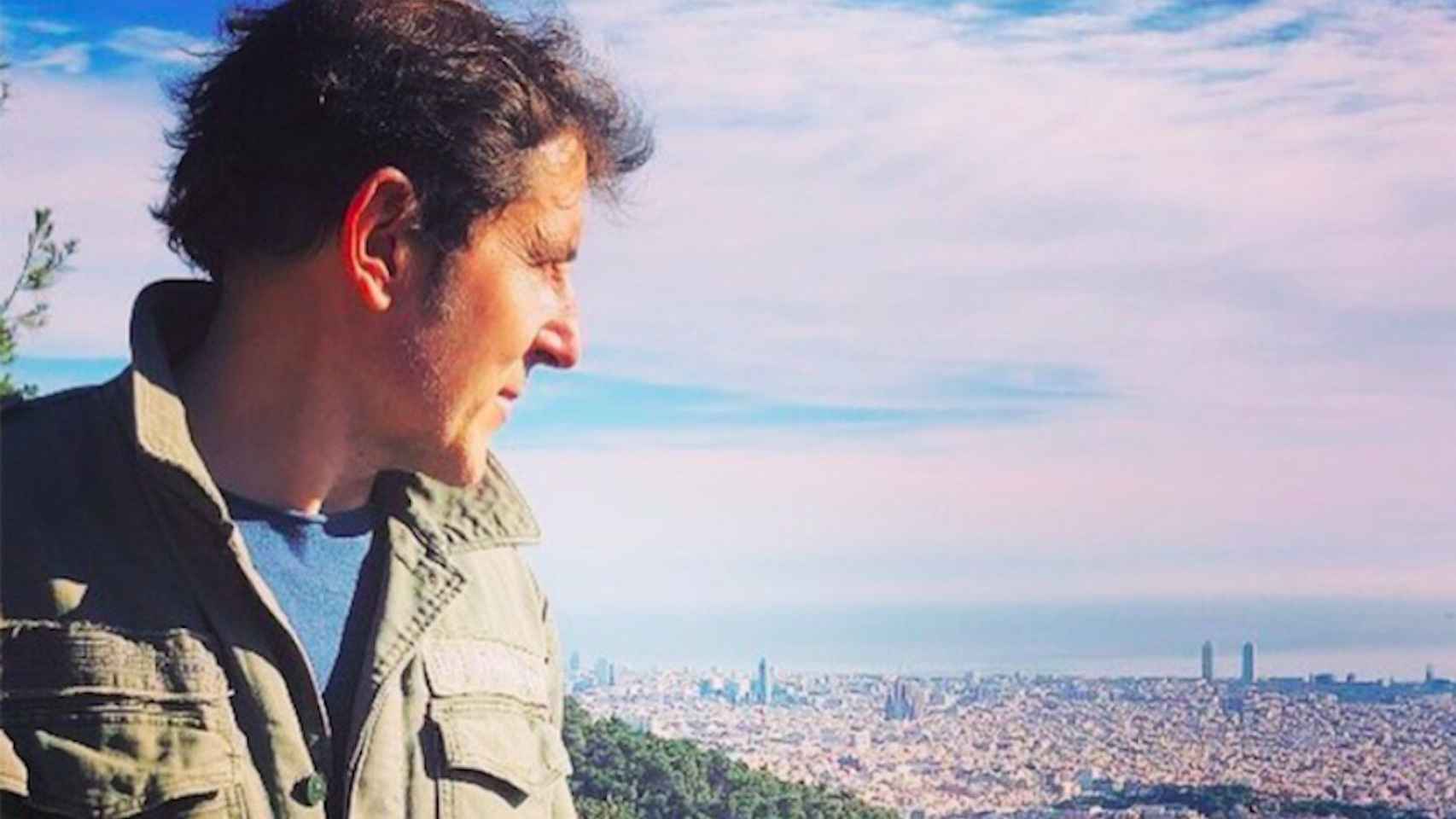 Manel Fuentes observa las vistas de Barcelona desde Collserola / INSTAGRAM