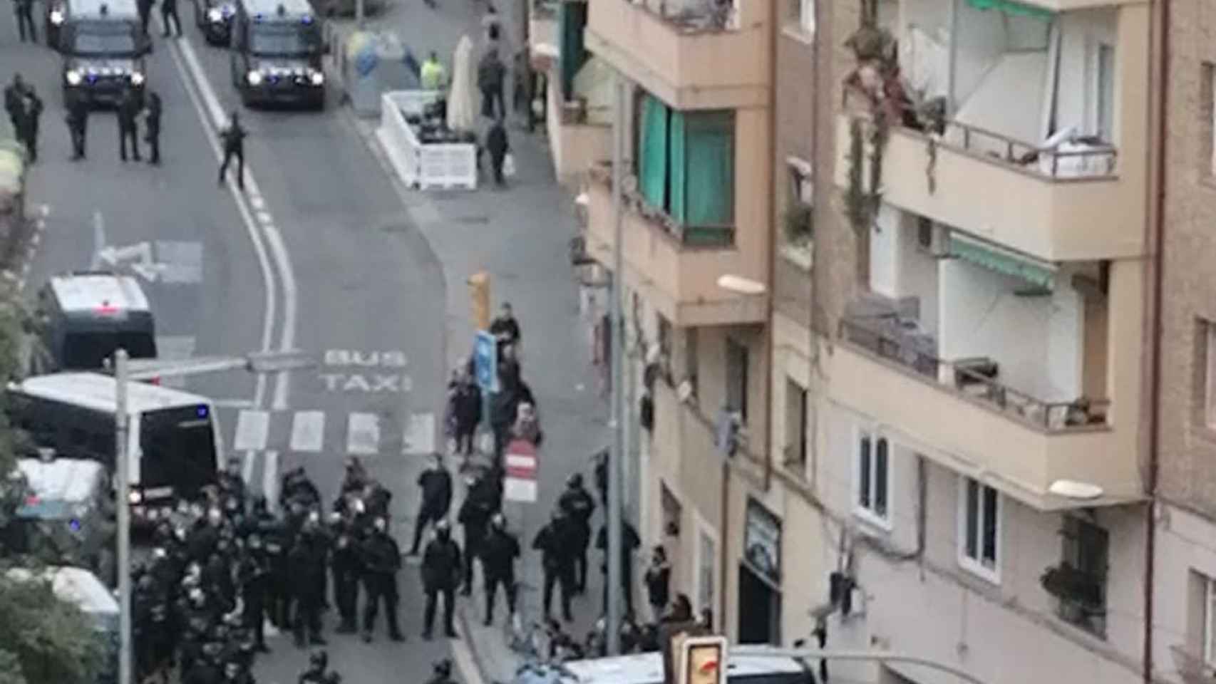 Policías de los Mossos d'Esquadra rodean a un grupo de activistas que trata de impedir que una familia sea desahuciada / METRÓPOLI