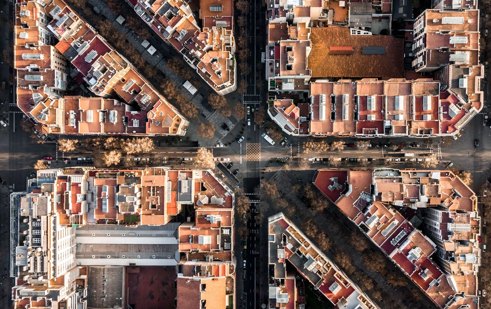 Vista aérea de múltiples bloques de viviendas en Barcelona