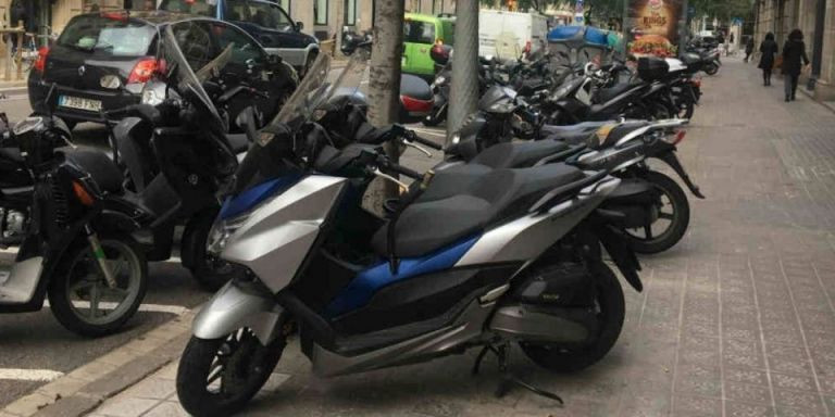 Motos aparcadas en Barcelona / METRÓPOLI - CR