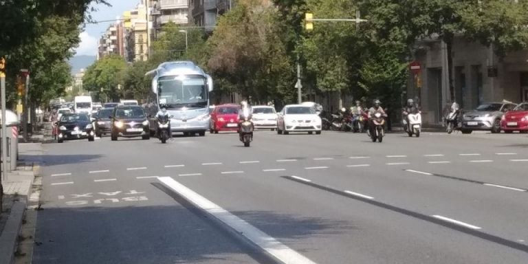 Tráfico en la calle de Aragó / METRÓPOLI - JORDI SUBIRANA