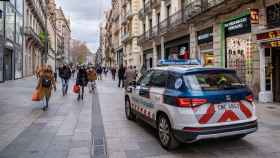 Un coche de los Mossos d'Esquadra en el centro de Barcelona / ARCHIVO