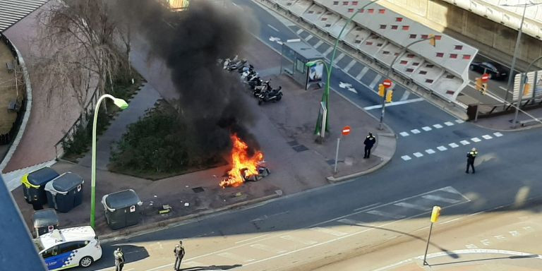 Contenedor ardiendo en el barrio del Besòs / CEDIDA