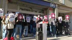 Protesta frente a la sede del PP en Barcelona este lunes / ARRAN