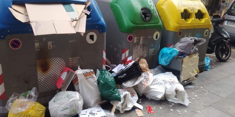 Basura en los alrededores de contenedores en la calle de Princesa / jXCAT