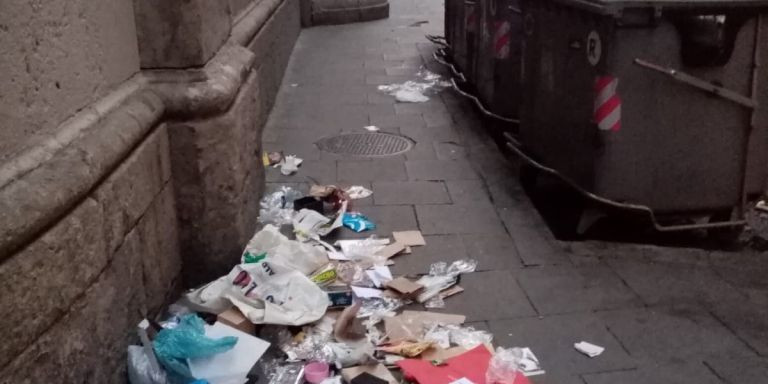 Basura en la calle del Carme, al lado de contenedores / JXCAT