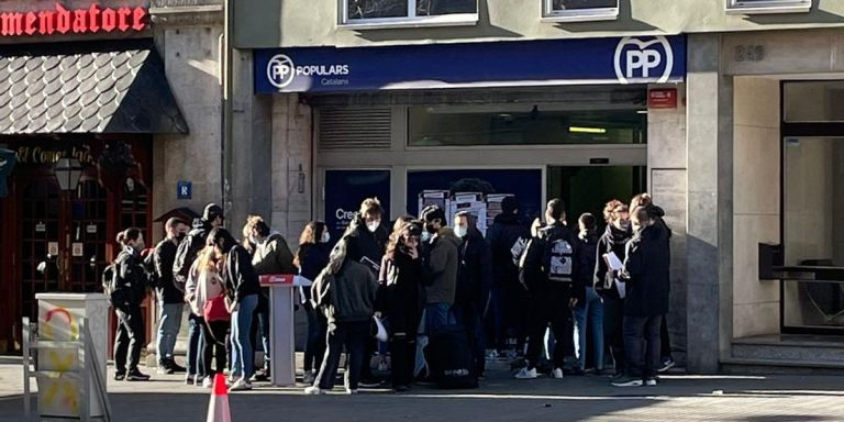 Militantes de Arran frente a la sede del PP en Barcelona / PP