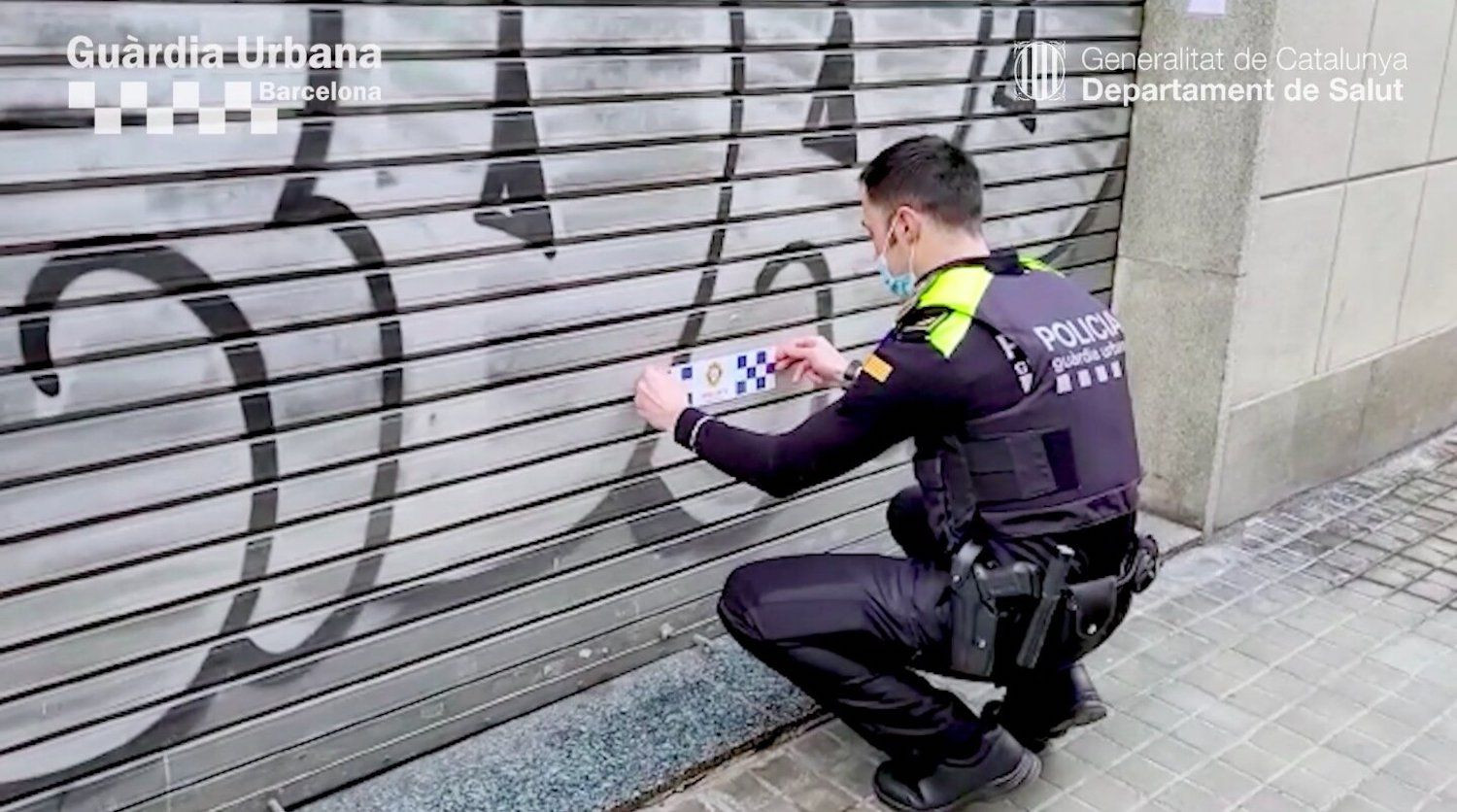 Un agente de la Guardia Urbana precinta un laboratorio por hacer PCR y test de antígenos sin licencia / GUARDIA URBANA