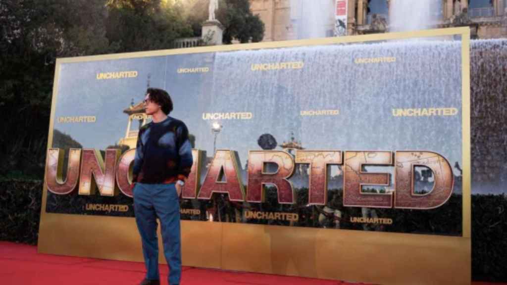 Tom Holland posa para los fotógrafos este lunes en un evento promocional de la película 'Uncharted' / TOM HOLLAND