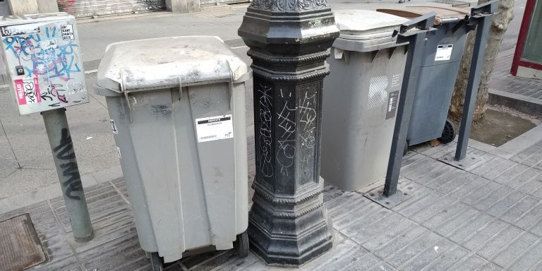 Una farola histórica de la Rambla, abandonada / AMICS DE LA RAMBLA