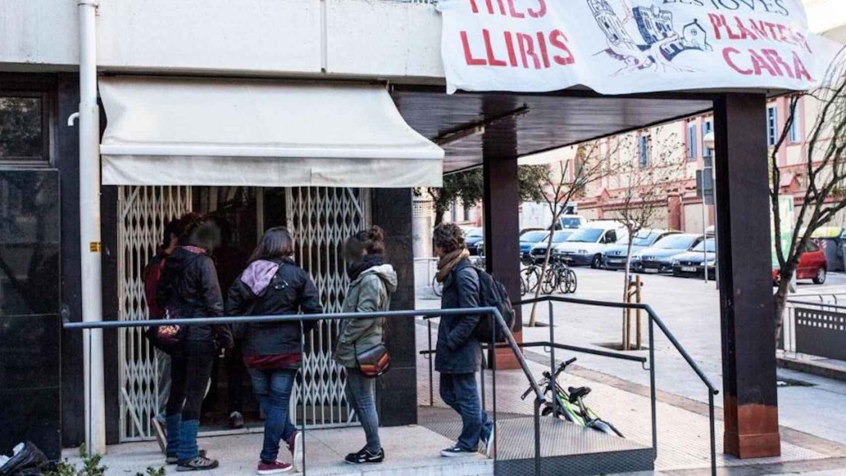 Okupas ante el autodenominado Casal Popular Tres Lliris de Gracia, en Barcelona / CEDIDA