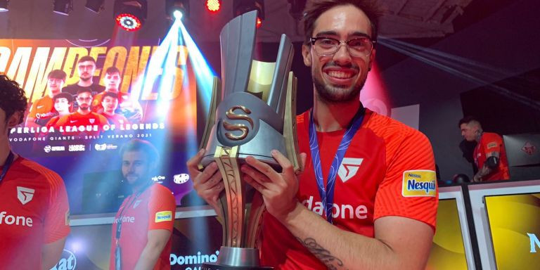 Ismael 'Miniduke' Martínez alzando el trofeo de campeón de España en agosto de 2021 / TWITTER 