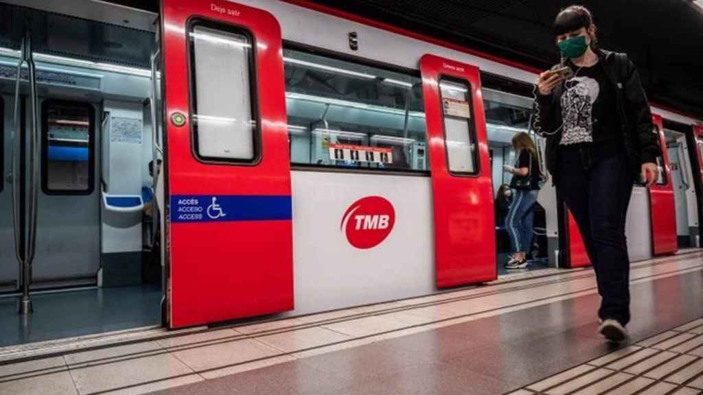 Vagón del metro de Barcelona con una usuaria en el andén / EUROPA PRESS