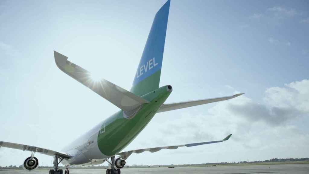 Un avión de la compañía 'low cost' Leven en un aeropuerto