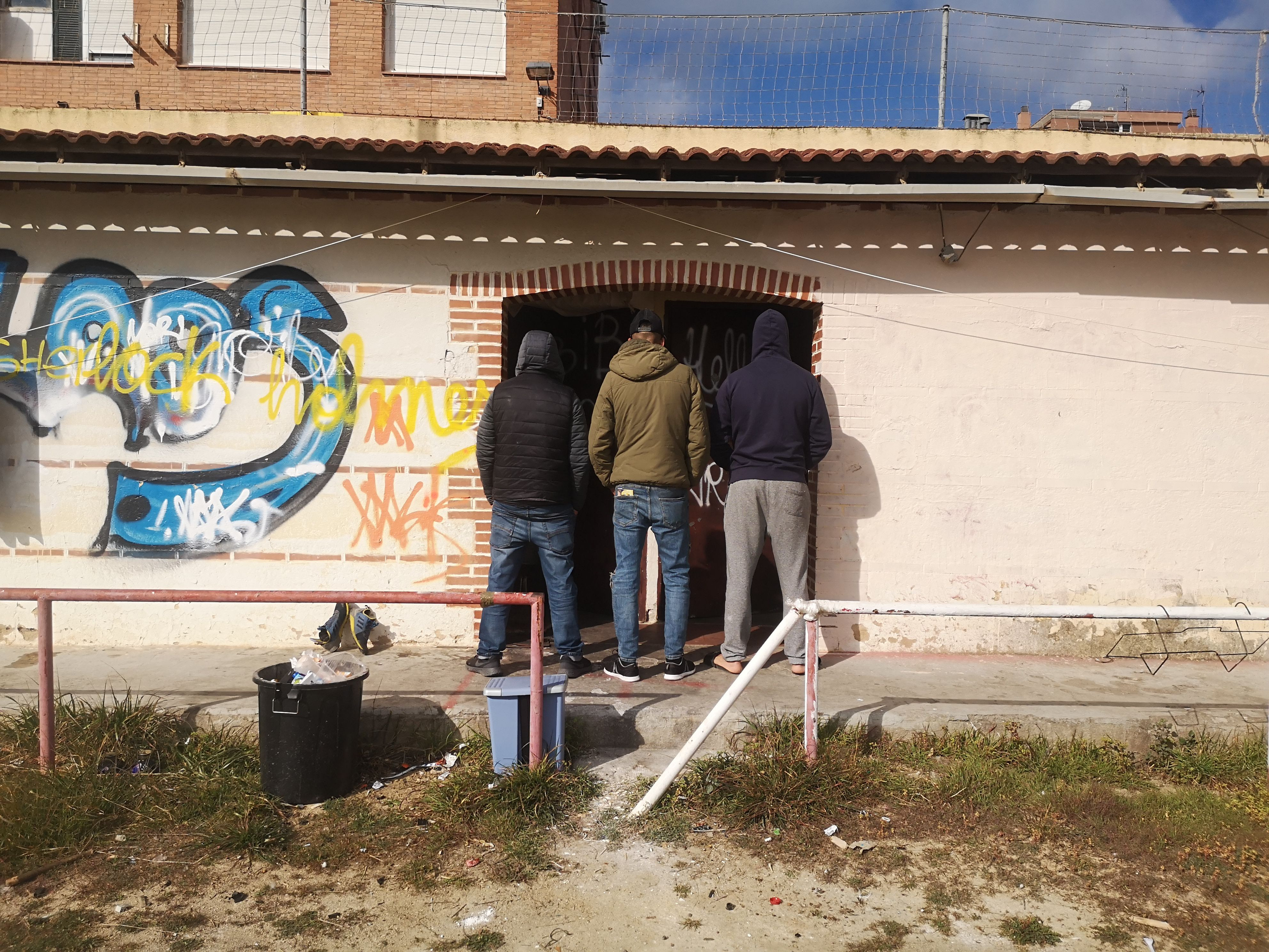 Tres de los ocho hombres que el pasado febrero okupaban el antiguo campo de la Damm  / GUILLEM ANDRÉS