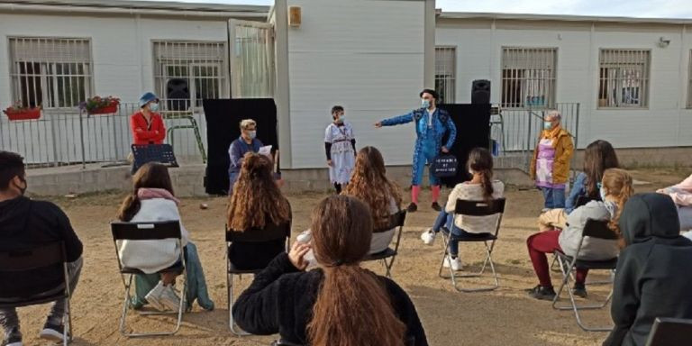 Una clase al aire libre en el IES Santa Coloma / IES Santa Coloma