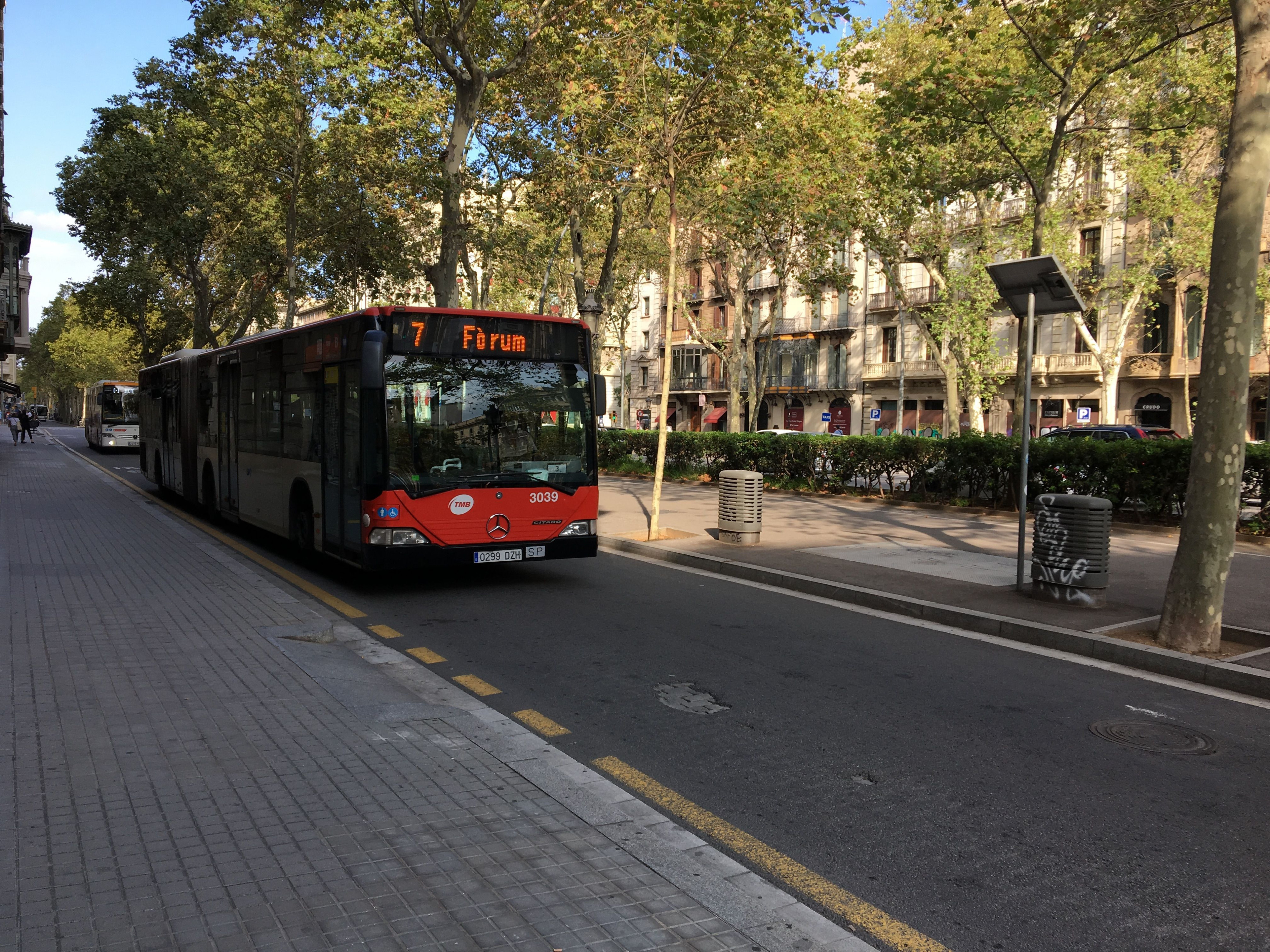 Un autobús circula por la Gran Via de Barcelona / RP