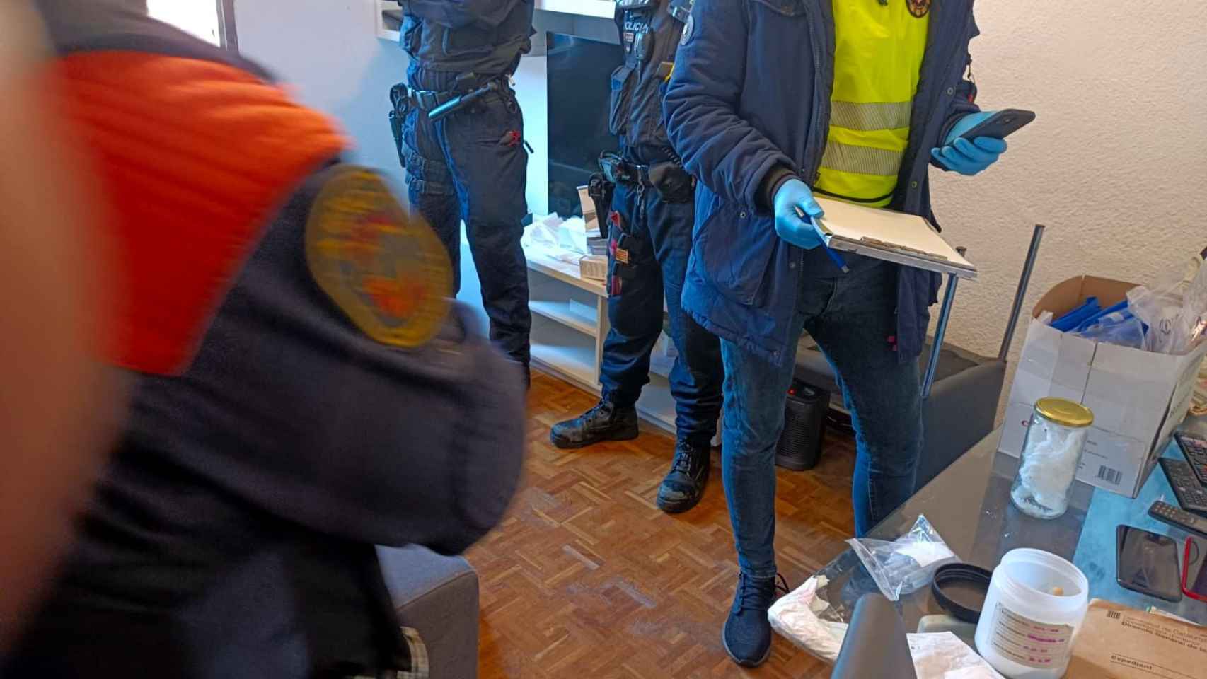 Un detenido en el desmantelamiento de un punto de venta de droga en Nou Barris / GUARDIA URBANA