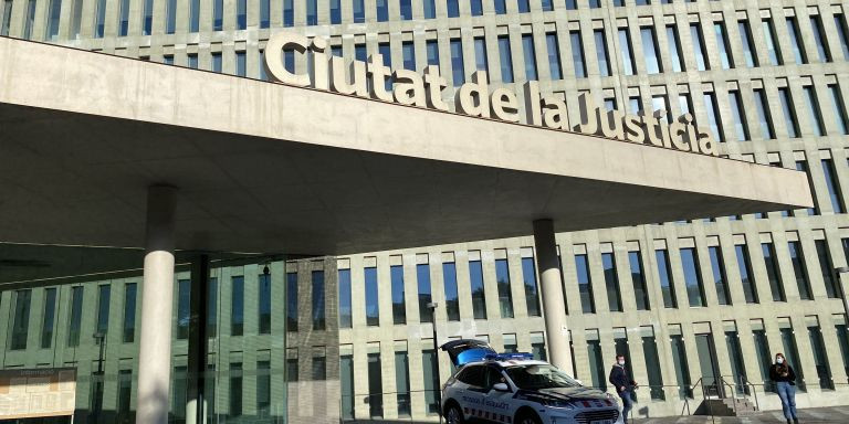 Exterior de la Ciutat de la Justícia, donde el cantante Morad ha declarado este miércoles / ELENA GARRIDO