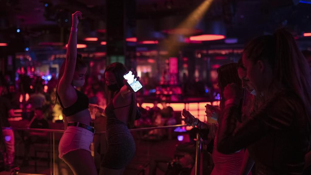 Un grupo de jóvenes baila en un local de ocio nocturno en Barcelona