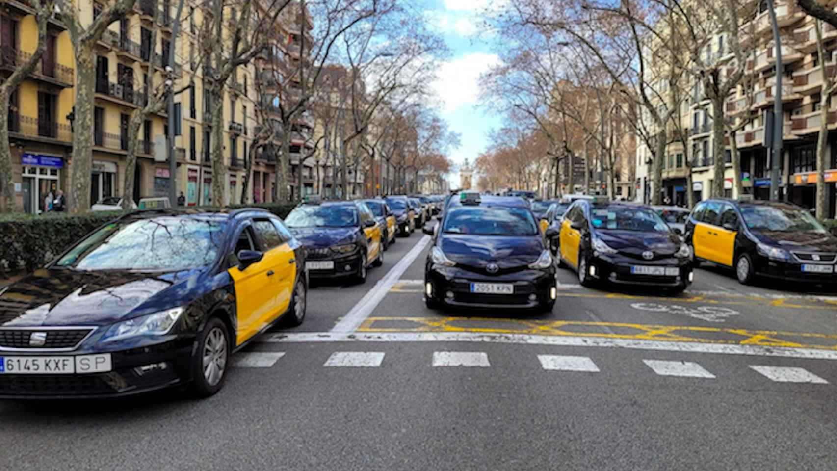 Taxistas colapsando la Gran Via de Barcelona en protesta contra Uber / METRÓPOLI