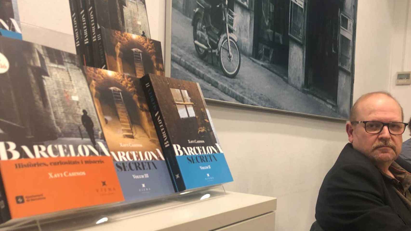 El periodista Xavi Casinos, en la presentación de su cuarto libro sobre Barcelona, en la librería Alibri / MA