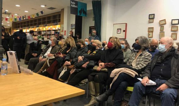 Asistentes en la presentación del libro de Casinos, en la librería Alibri / MA